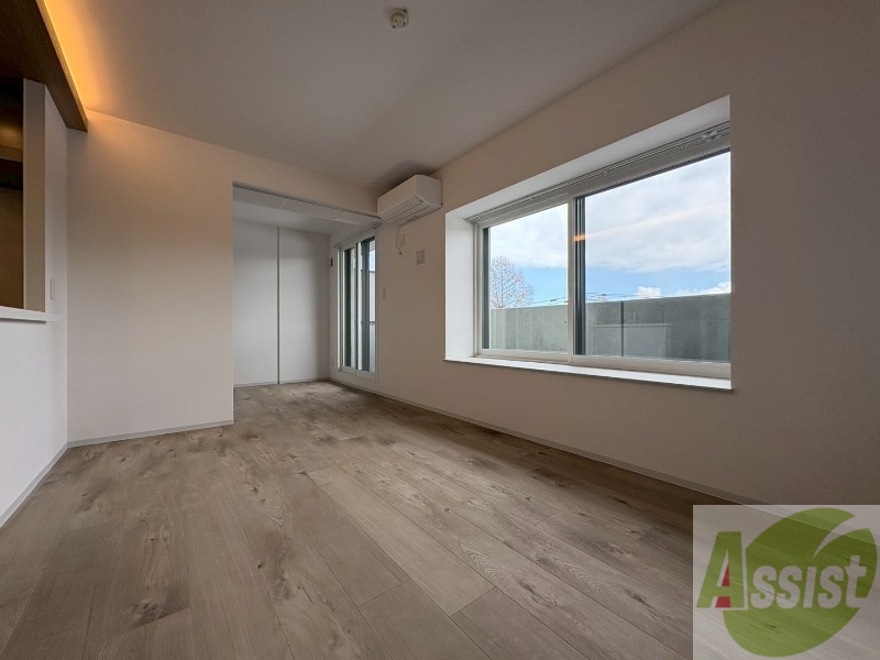 居室・リビング　日当たりが良くて心地よく過ごせそうなお部屋です。