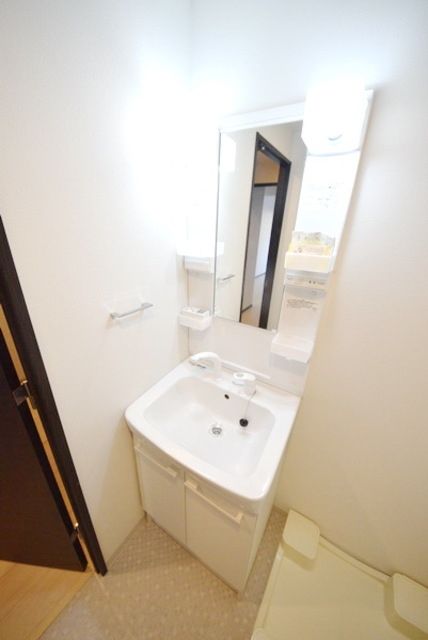 洗面設備　ゆったりとスペースのある洗面所