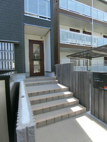 エントランス　落ち着いたエントランスです