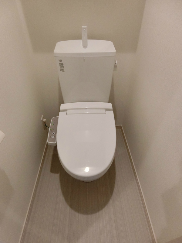 トイレ　落ち着いた色調のトイレです