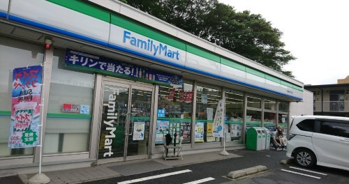 コンビニ　ファミリーマート 千葉登戸四丁目店（コンビニ）まで303m