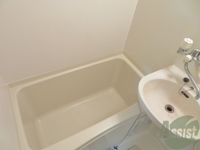 バス・シャワールーム　浴室はこちらのユニットバスになりますねー。