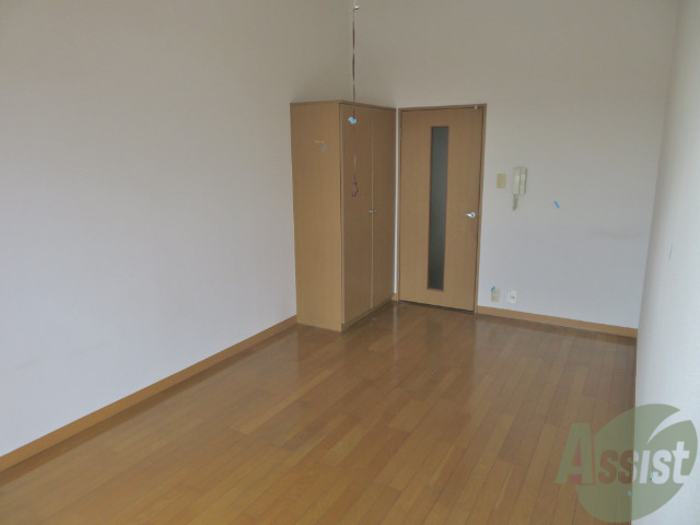 居室・リビング　こちらは洋室フローリングの８帖のお部屋になりますね