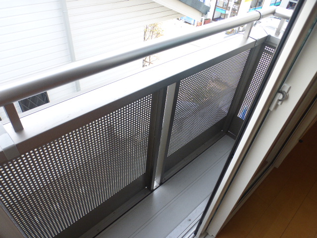 バルコニー　各世帯独立　南西向