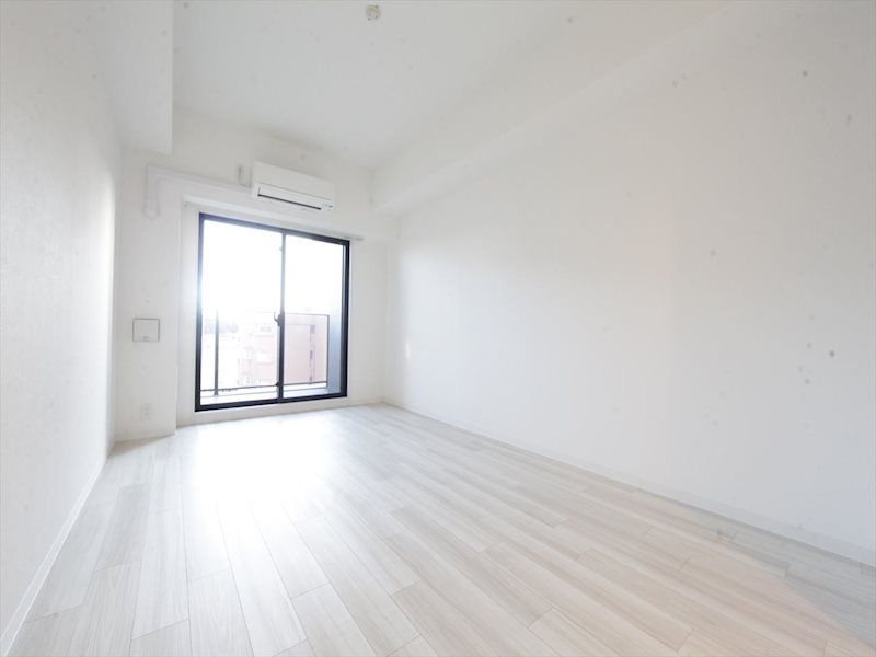 その他部屋・スペース　洋室8.7帖　収納充実　エアコン付　バルコニーに面しています