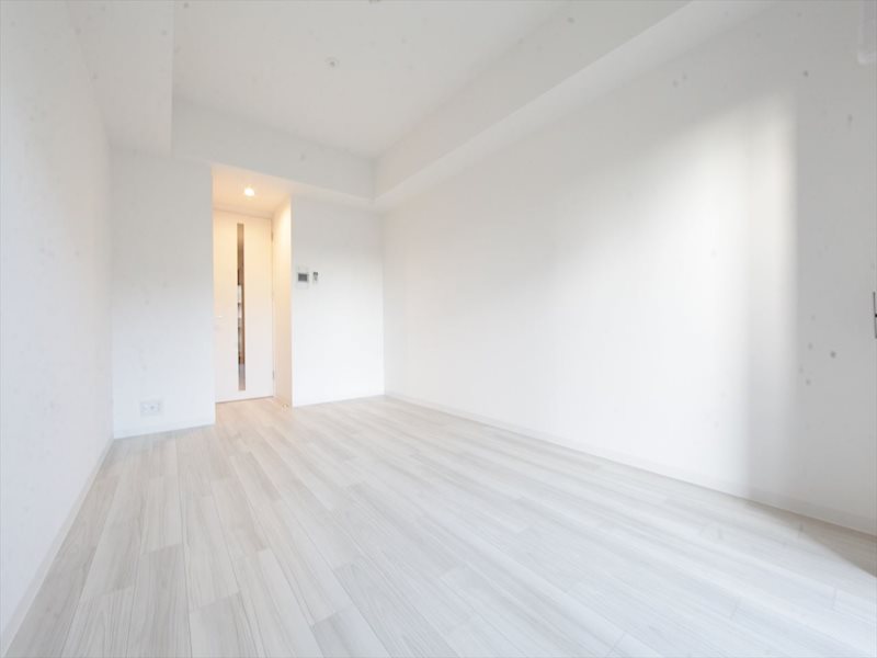 居室・リビング　洋室8.7帖　収納充実　エアコン付　バルコニーに面しています