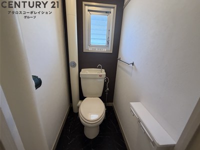 トイレ　窓付きで明るいトイレです！