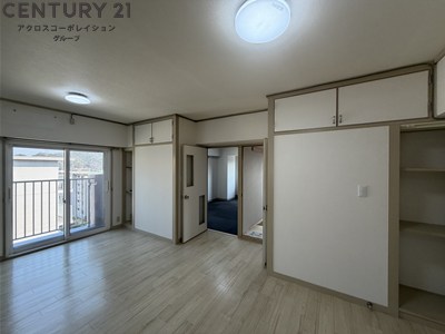 居室・リビング　床色が明るい色合いで、とてもきれいです！