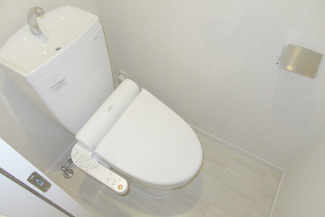 トイレ　温水洗浄便座完備で快適です♪