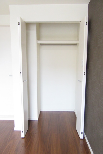 収納　お洋服の掛けられるレール付きのクローゼットです♪