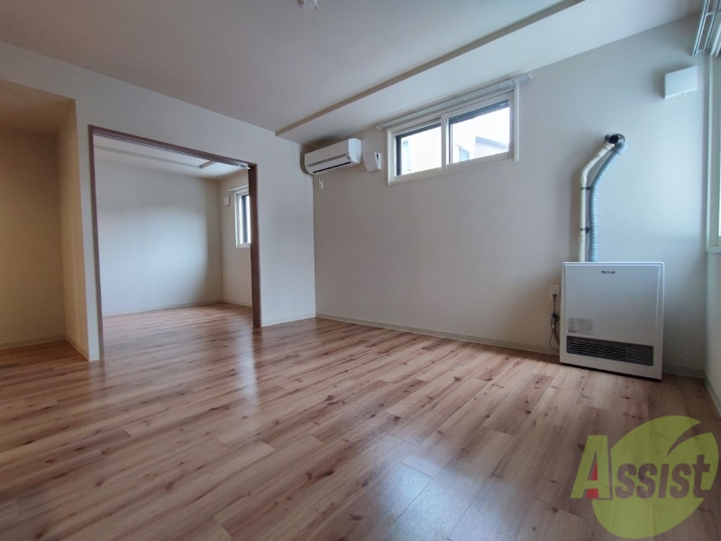 居室・リビング　木目のフローリングは落ち着きのある印象のお部屋になりますね。