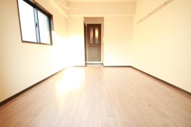 居室・リビング　※他号室の写真になります。