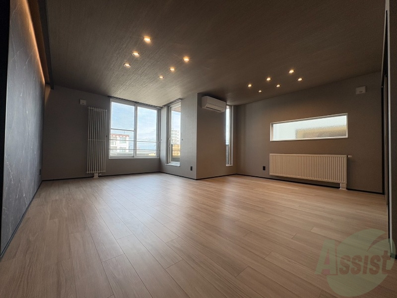 居室・リビング　木目のフローリングは落ち着きのある印象のお部屋になりますね。