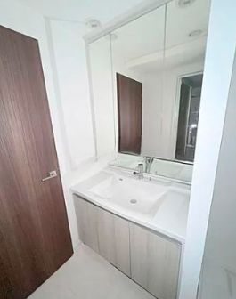 洗面設備　コンパクトで使いやすい洗面所