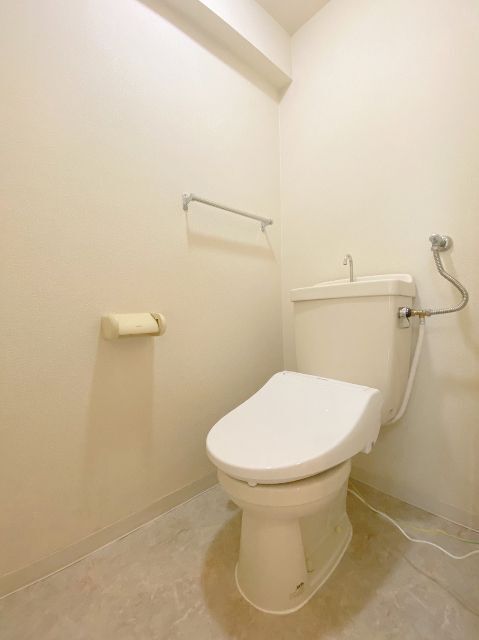 トイレ　※写真は別号室です。