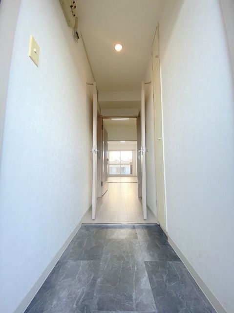玄関　※写真は別号室です。