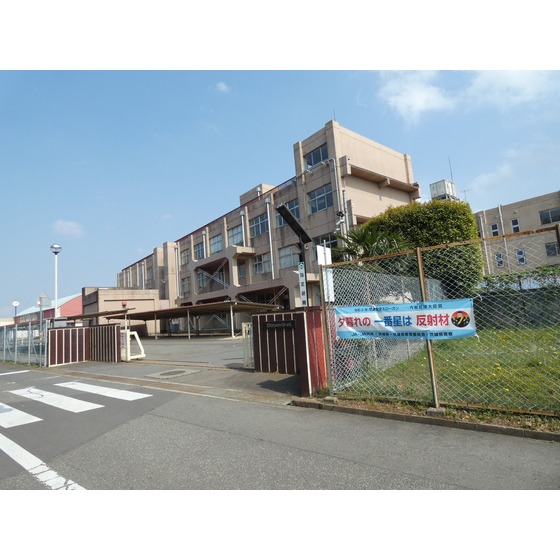 中学校　阿見町立朝日中学校（中学校）まで441m