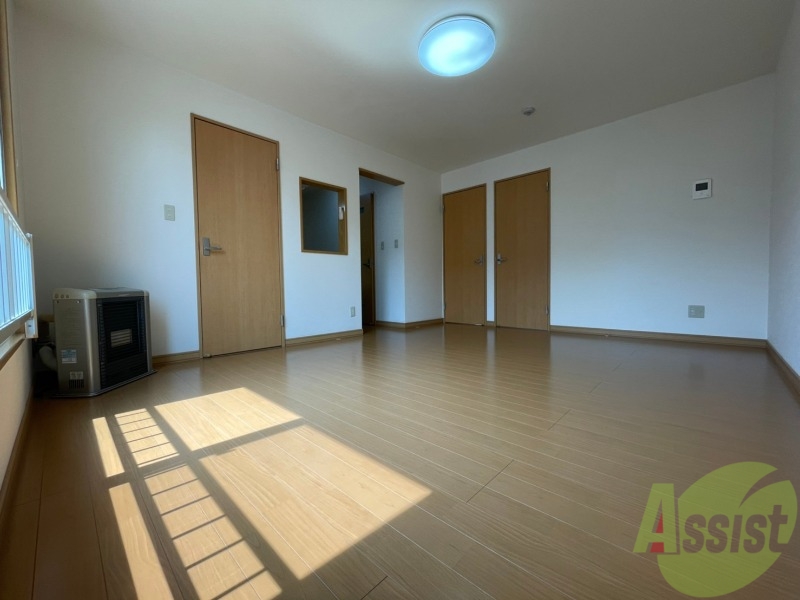 居室・リビング　リビングです。木目のフローリングが落ち着きますね。