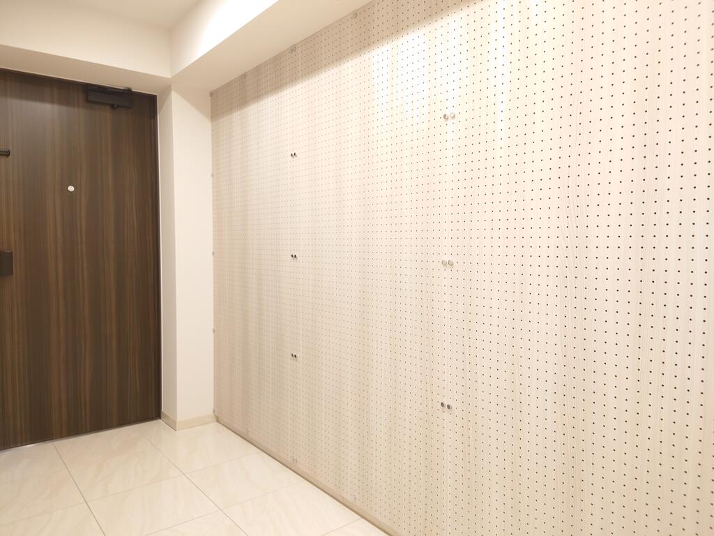 玄関　玄関ホール壁面有孔ボード　同型タイプ