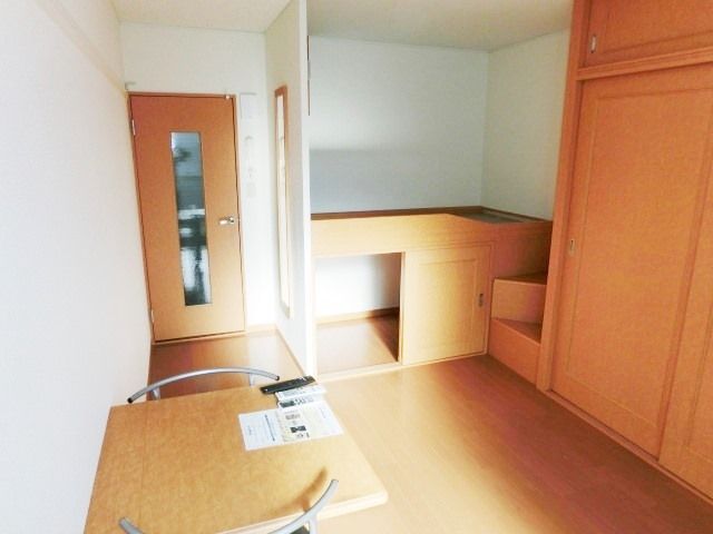 居室・リビング　2階はじゅうたん張りになっております