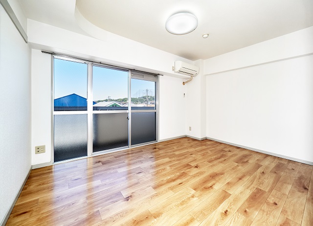 居室・リビング　6帖洋室。照明、エアコン付です。