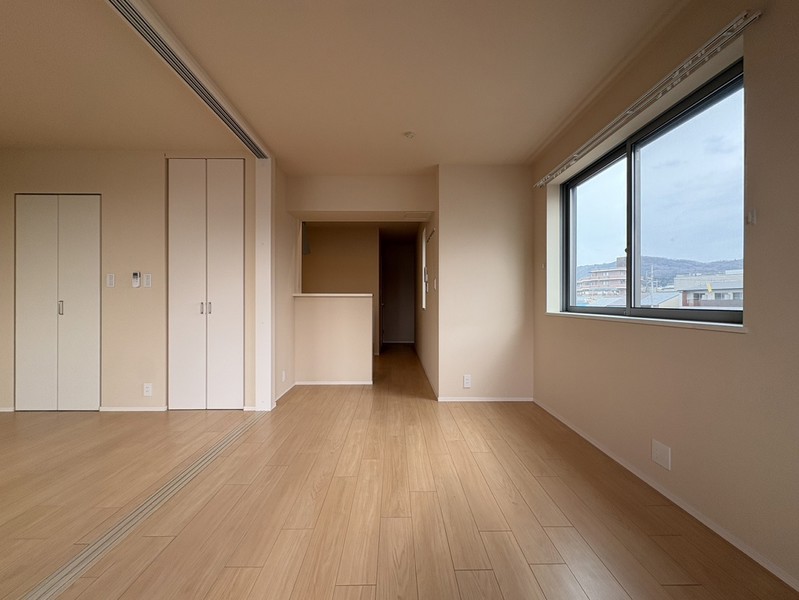 居室・リビング　※301号室の写真です。