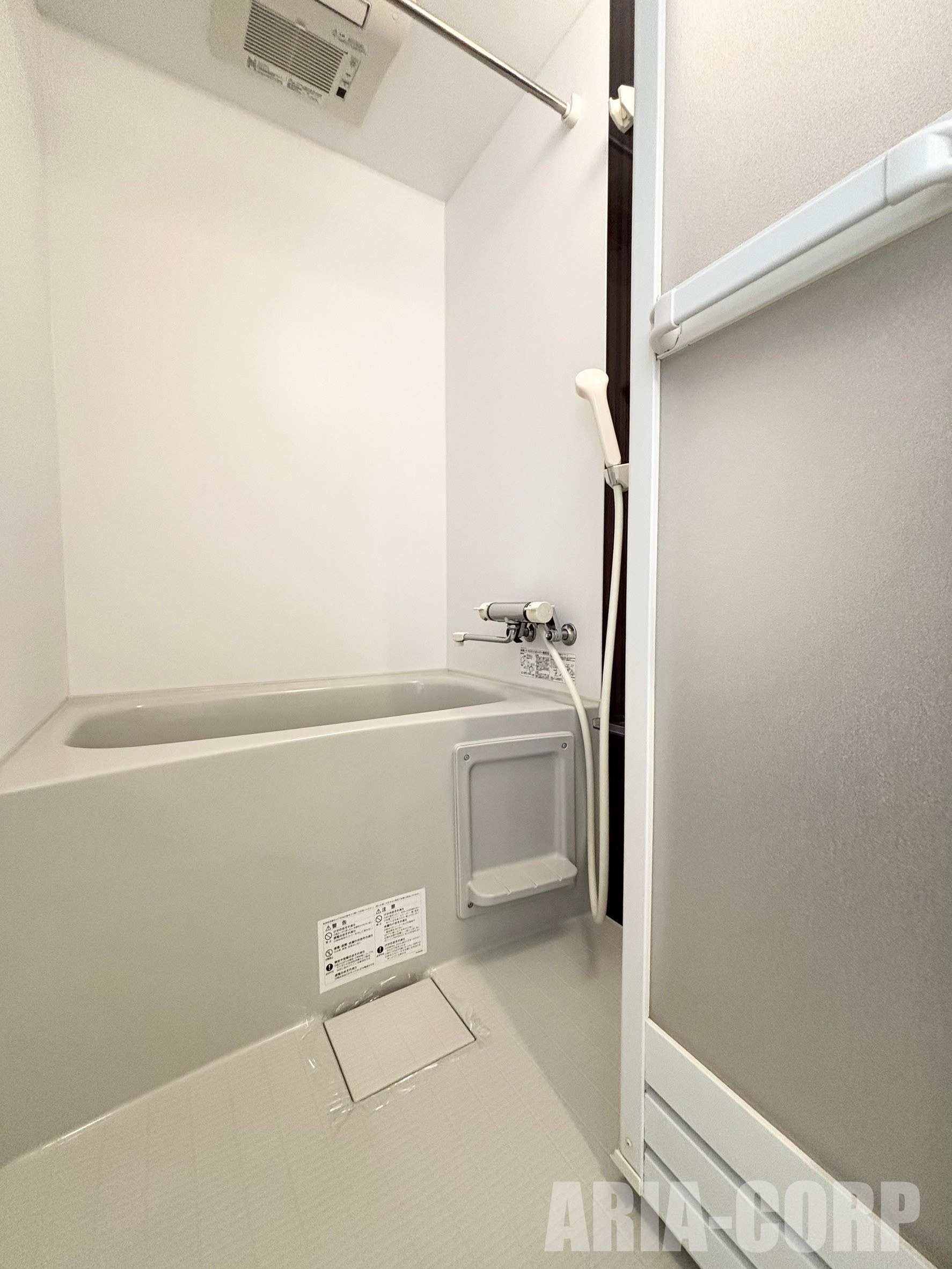 バス・シャワールーム　浴室乾燥機付き。カラーパネル採用でお洒落なバスルームです。