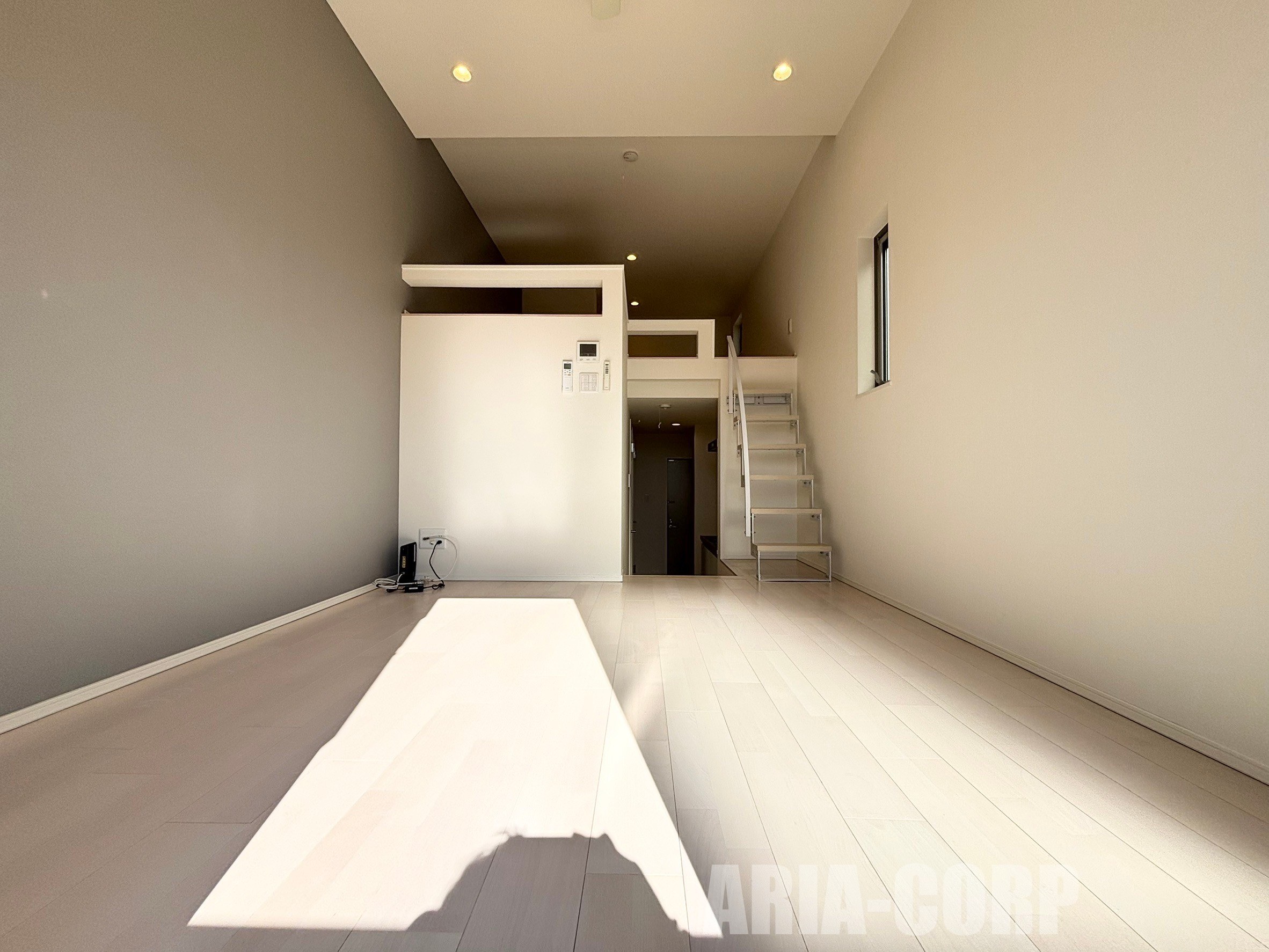 居室・リビング　天井高のある開放的な空間！東向きの明るいお部屋です♪