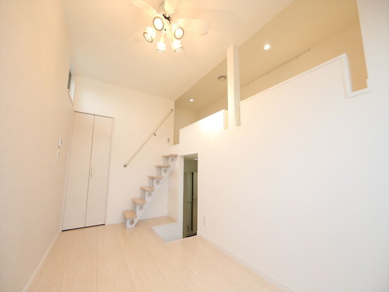 居室・リビング　洋室6帖　ロフト5帖（収納にも寝室にも使えます）