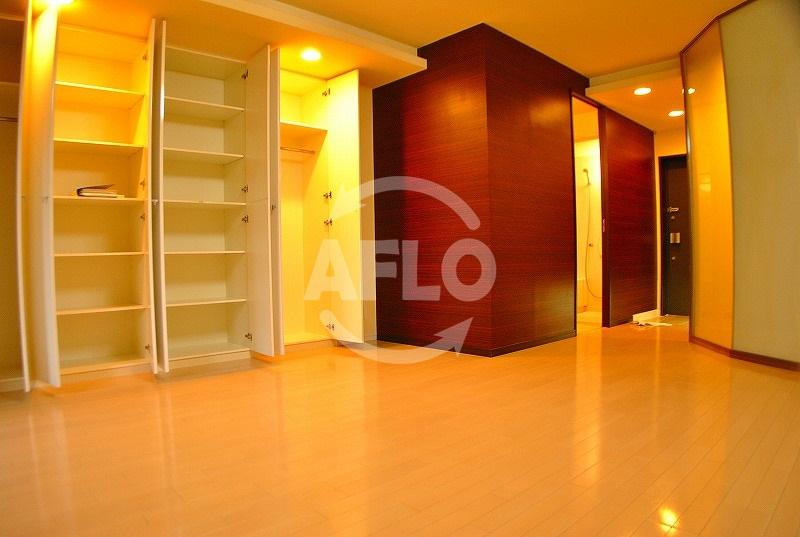 居室・リビング　プライムアーバン堺筋本町　10.1帖の室内