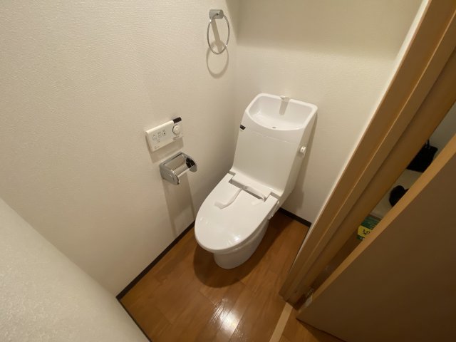 トイレ　温水洗浄便座付きのトイレです♪