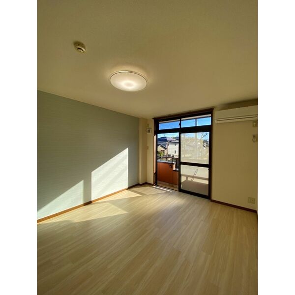 居室・リビング　エアコン、照明(設備) アクセントクロス， フロアタイル貼り