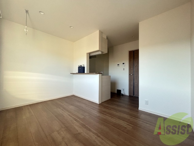 居室・リビング　南向きの大きめの窓から日差しがたっぷり入る明るいお部屋です。