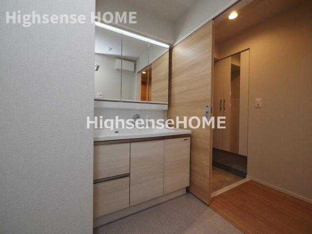 洗面設備　ゆったりとスペースのある洗面所