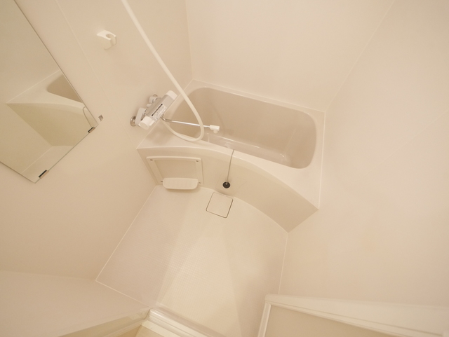 バス・シャワールーム　★鏡付の清潔感のあるバスルームです★