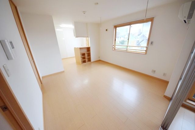 居室・リビング　★12.5帖のＬＤＫ！角部屋2面採光で明るいです★