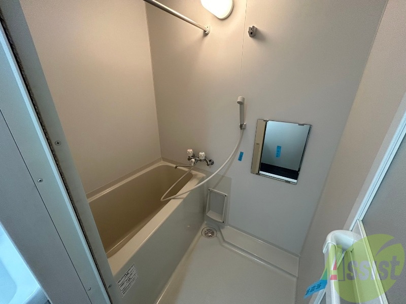 バス・シャワールーム　バスルームは狭すぎず、シャワーも浴びやすそうです。