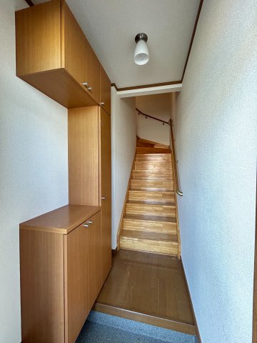 玄関　沢山収納できるシューズボックス付きの玄関です