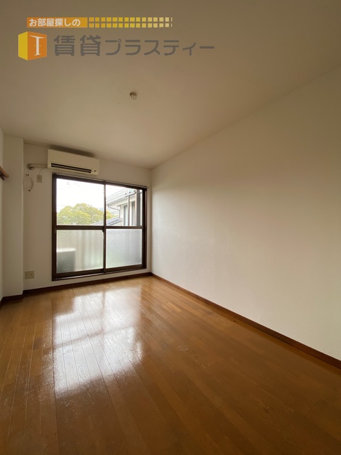 居室・リビング　日が差込む明るいお部屋です。