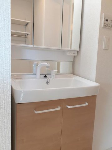 洗面設備　ゆったりとスペースのある洗面所