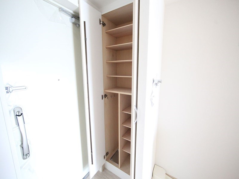 玄関　玄関　シューズボックス付（収納充実してます）