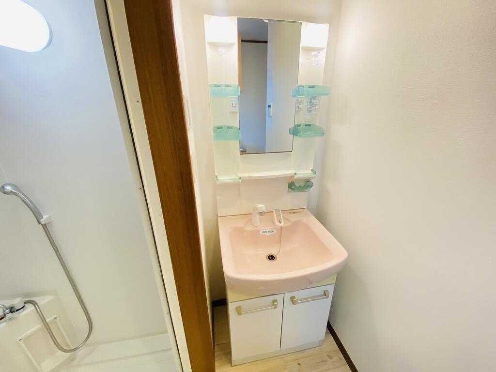 洗面設備　同一建物内別のお部屋の内装写真（間取り反転）