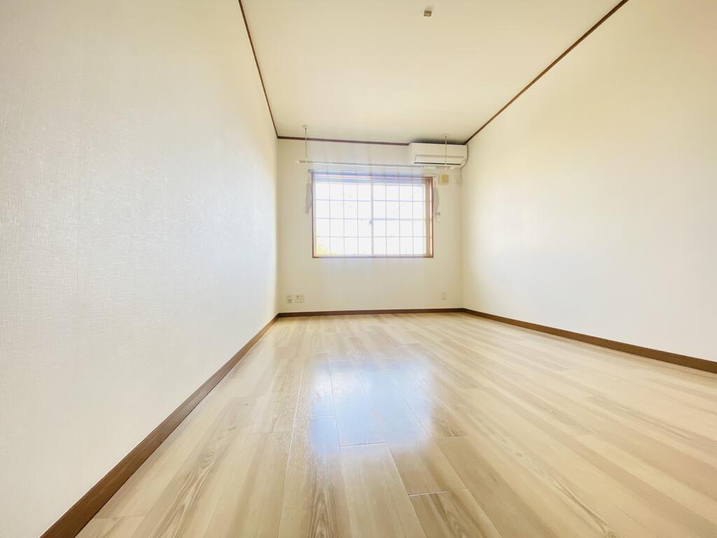 居室・リビング　同一建物内別のお部屋の内装写真（間取り反転）