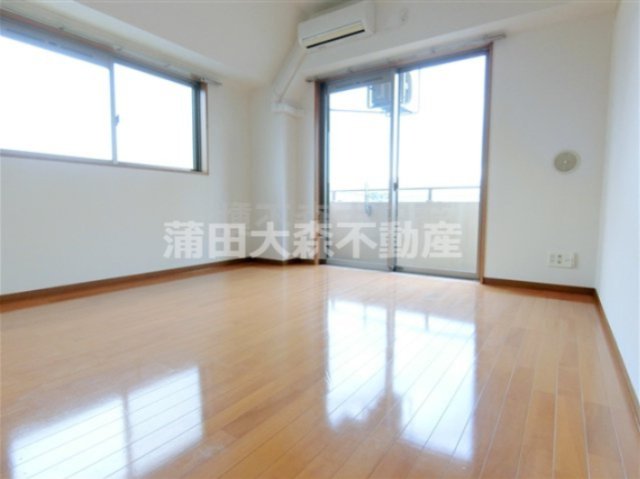 居室・リビング　角部屋2面採光の洋室8.6帖