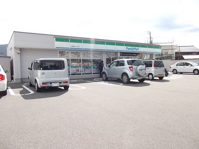 コンビニ　ファミリーマート（コンビニ）まで545m