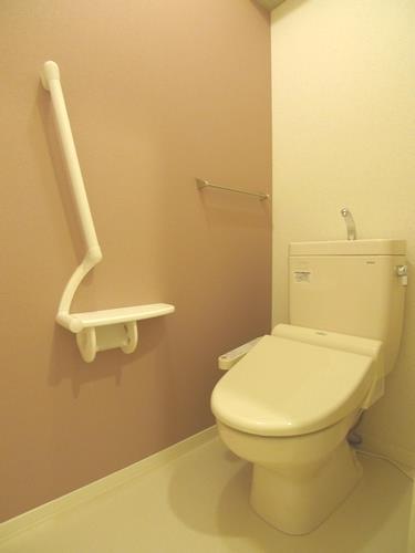 トイレ　トイレにもアクセントクロスがあってオシャレ！