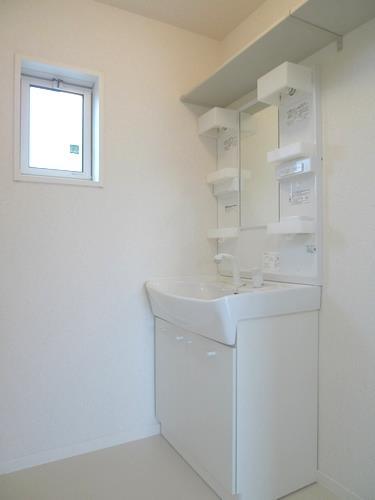 洗面設備　脱衣所にも窓があります！換気がしやすい！