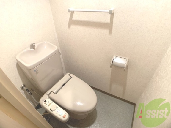 トイレ　温水洗浄便座なので快適に使用できそうですね。