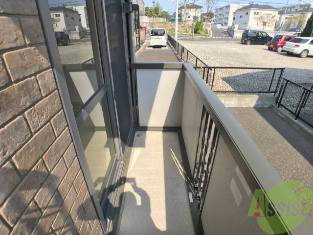 バルコニー　バルコニーは日当たりも良いので洗濯物もよく乾きそうですね。