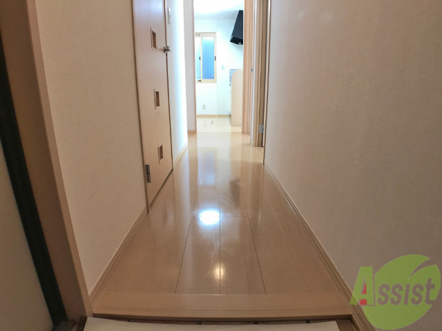 玄関　玄関を入ると廊下があり各お部屋へ行けますね。